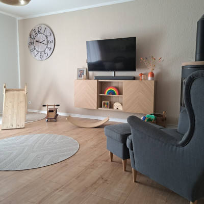 Wohnbereich mit Kletterdreieck und Spielmaterialien Wohnbereich mit Kletterdreieck und Spielmaterialien